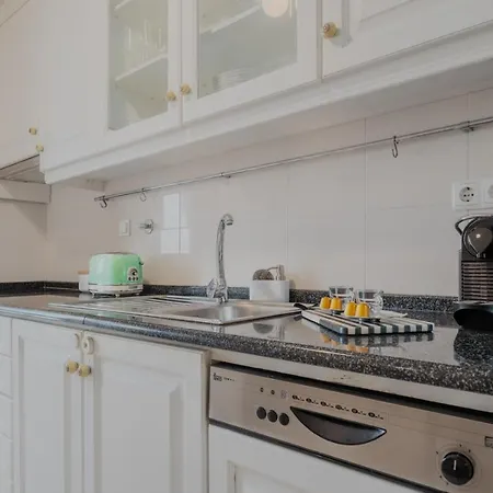 아파트 Sunny And Spacious House, 4bd 3bath Downtown 포르투