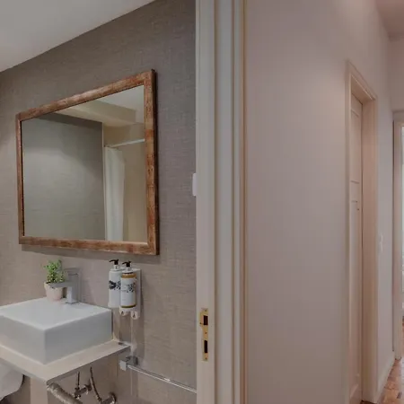 Sunny And Spacious House, 4bd 3bath Downtown