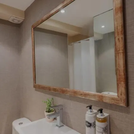 Sunny And Spacious House, 4bd 3bath Downtown 아파트 *