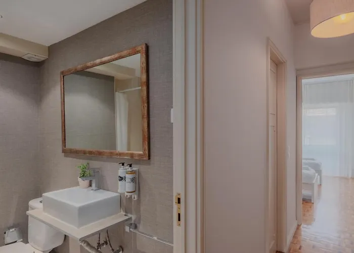 Sunny And Spacious House, 4bd 3bath Downtown