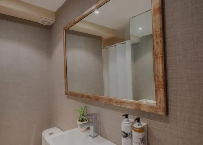 Sunny And Spacious House, 4bd 3bath Downtown Apartment *